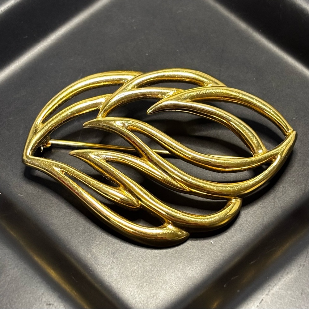 Beautiful signed Monet gold tone brooch